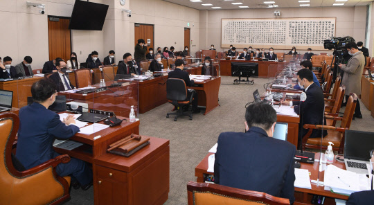 공수처법 안건조정위원회'고위공직자범죄수사처 설치 및 운영에 관한 법률 일부개정법률안에 대한 안건조정위원회'가 8일 오전 서울 여의도 국회 법제사법위원회에서 열리고 있다.  연합뉴스